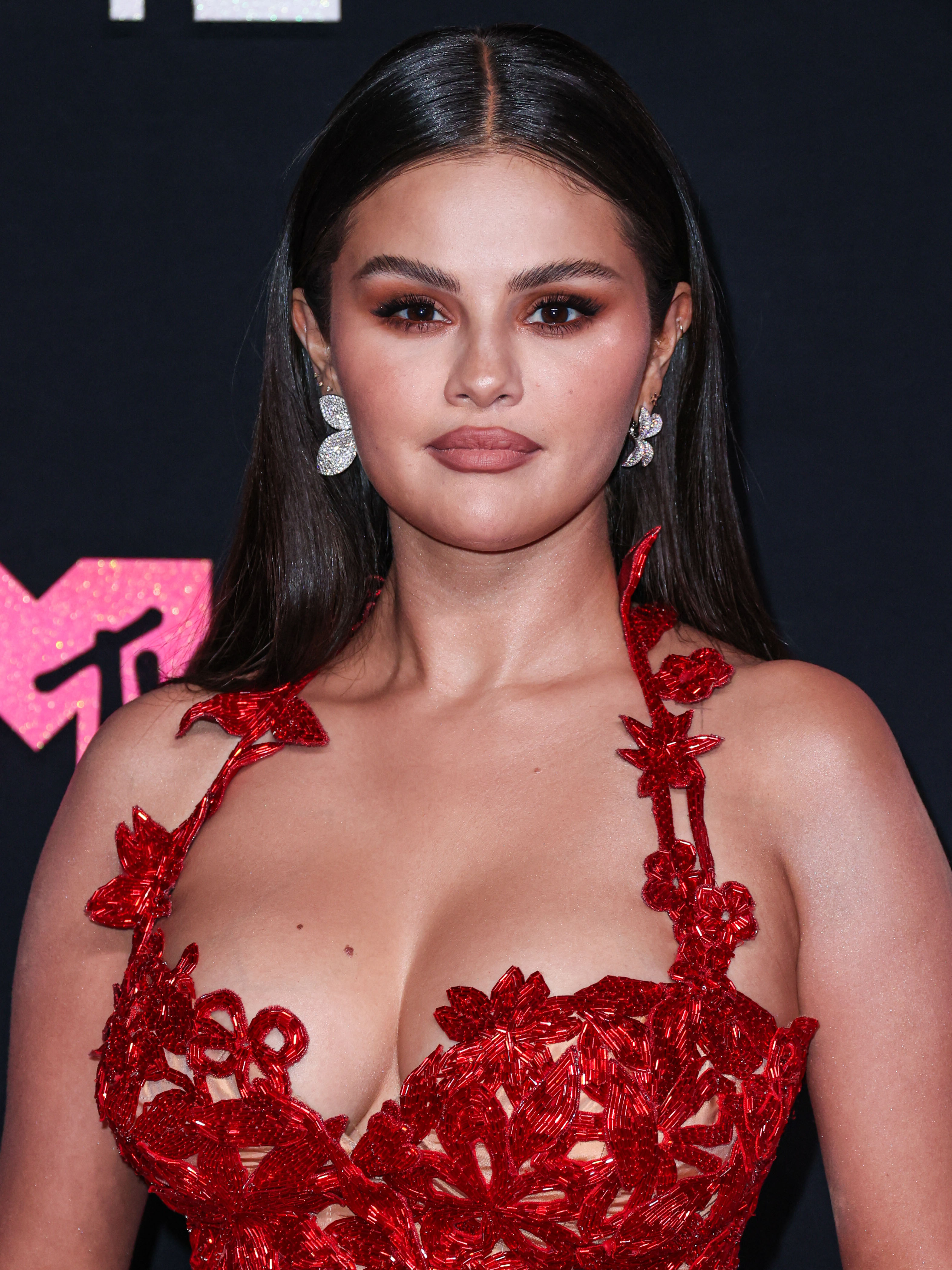 danie yssel recommends Selena Gomez Showing Her Tits