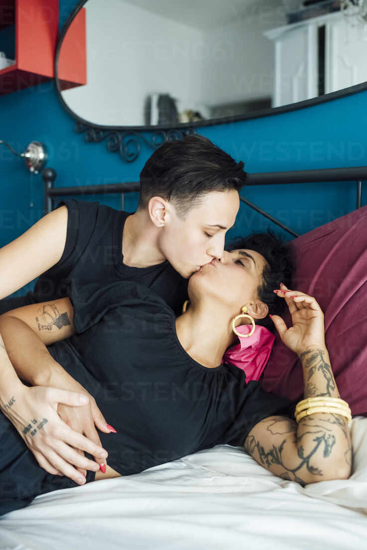 lesbians making out in bed