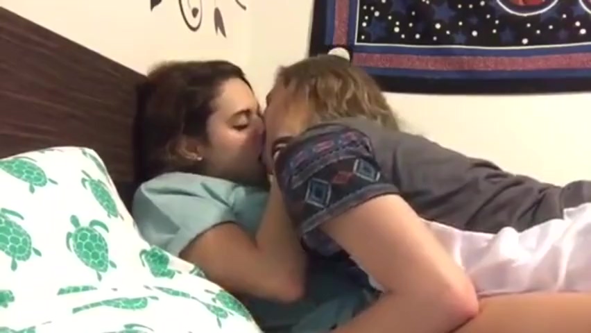 teen girls kissing porn