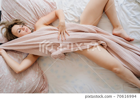amir hosseini add photo naked women on a bed