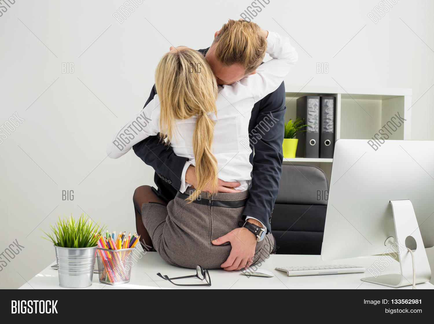 Boss Having Sex With Secretary cafe pics