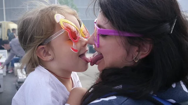 mom daughter french kiss