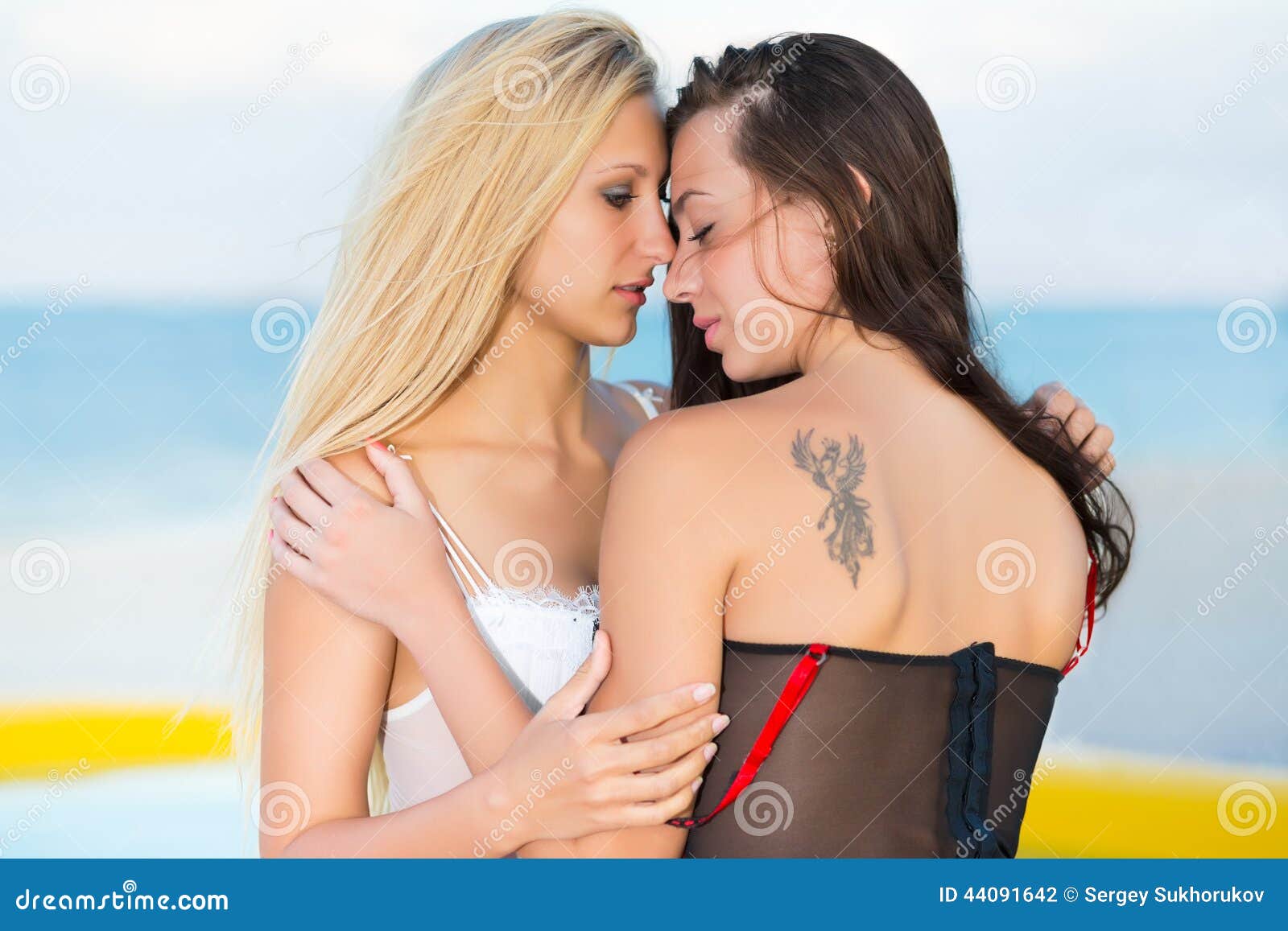 danni lock recommends 2 Hot Women Kissing