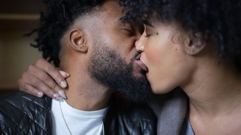 carro johansson share sexy black women kissing photos