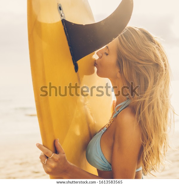 lesbians in bikinis kissing