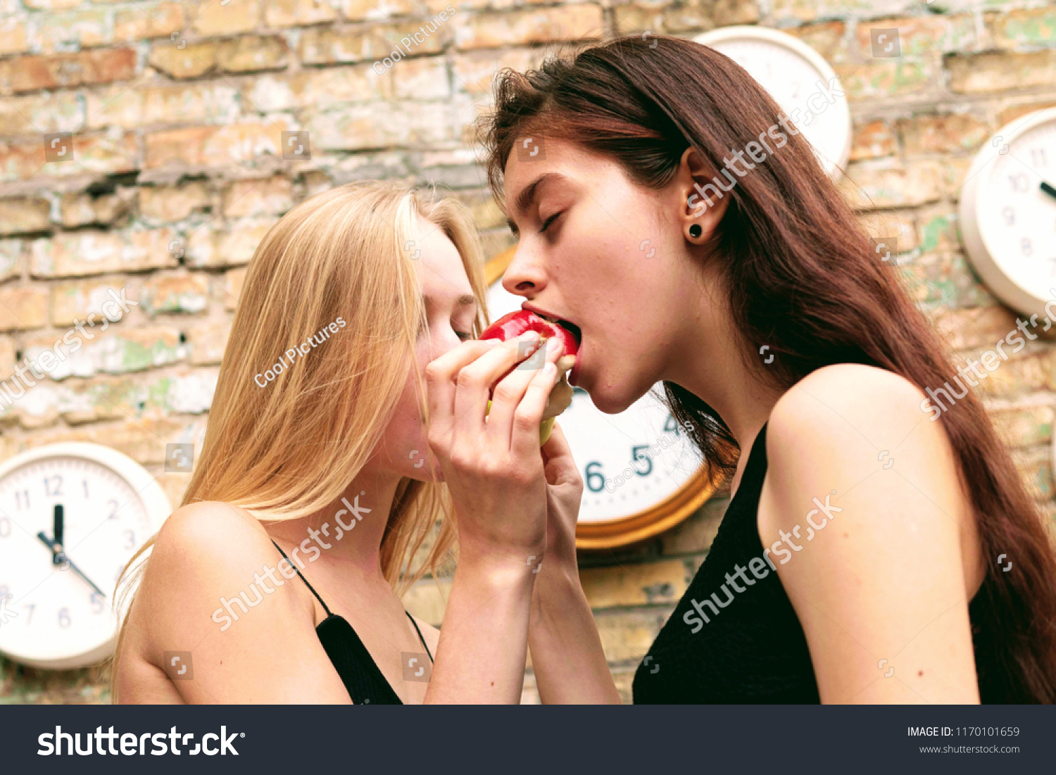 Lesbian Seduces Younger Woman nanga mujra