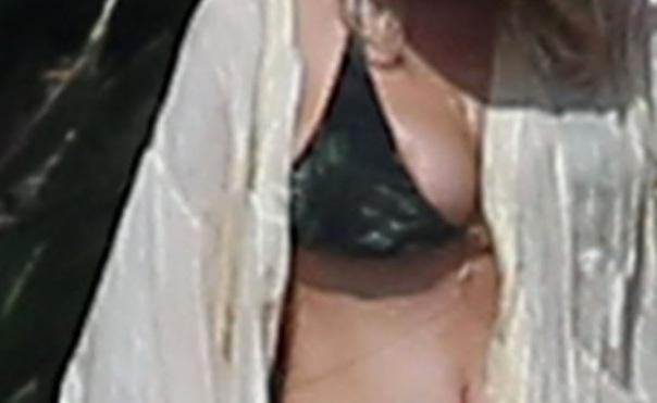 carlota rios recommends jessica simpson boob slip pic