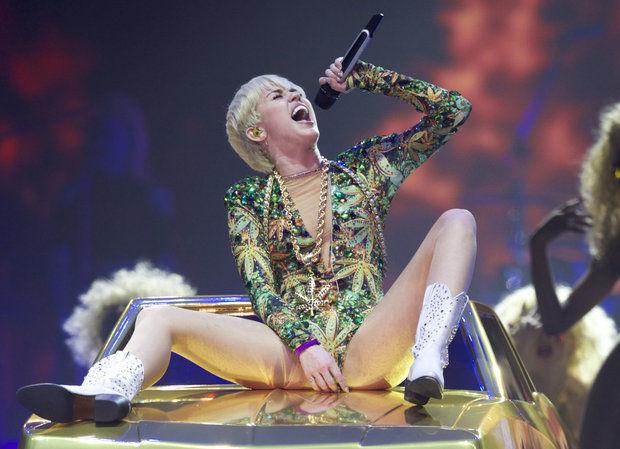 charlie moran recommends Miley Cyrus Naked Performance