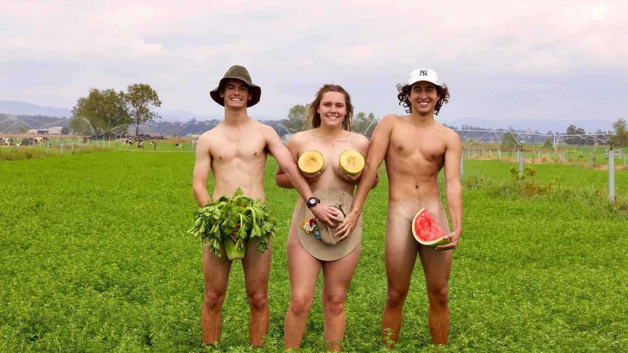 Naked Women On Farm n norske