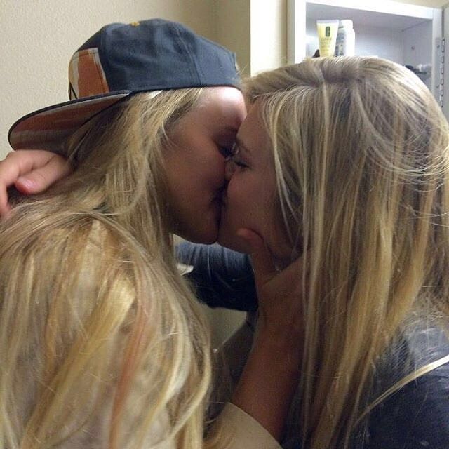 Sexy Blonde Girls Kissing of palin